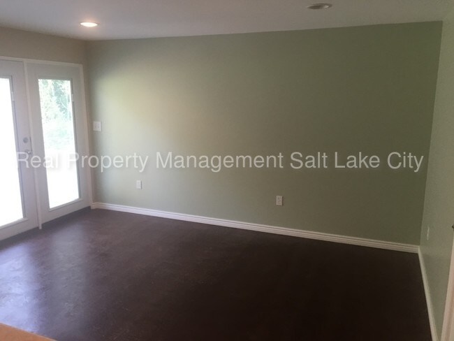 Building Photo - Remodeled 1 Bedroom Basement Apartment!