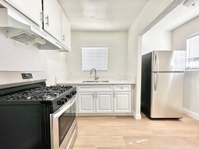 Building Photo - 618 W 54th St