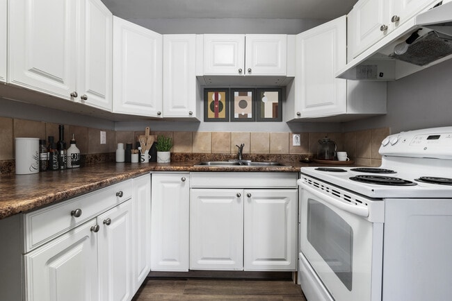 Building Photo - Deerwood Place