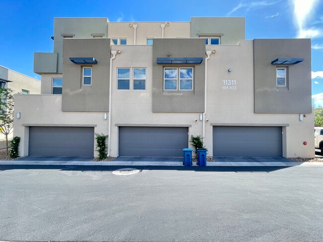 Foto del edificio - This spectacular 3-bed condo located acros...