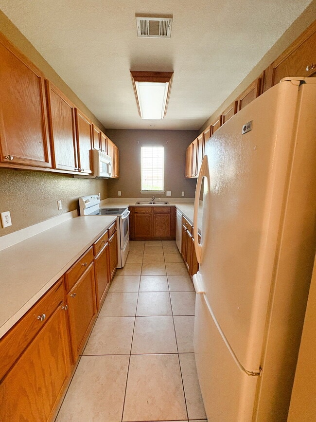 Building Photo - 3 bed, 2 bath duplex in Burleson