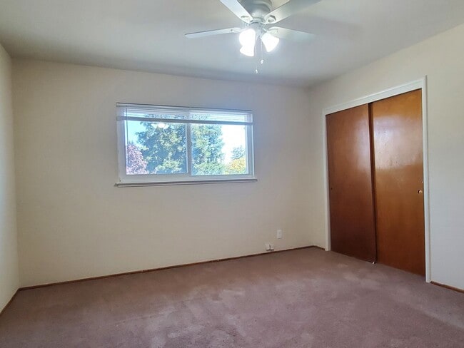 Building Photo - 550 Benton St