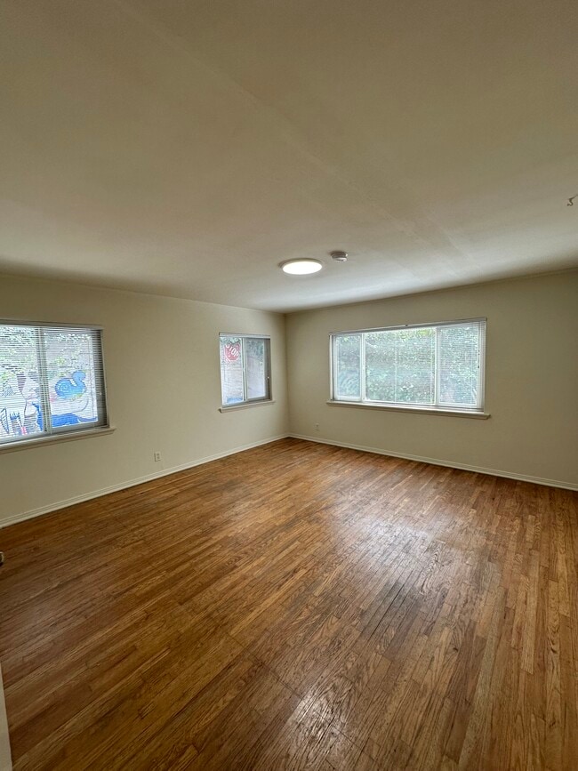 Building Photo - 548 Kelton Ave