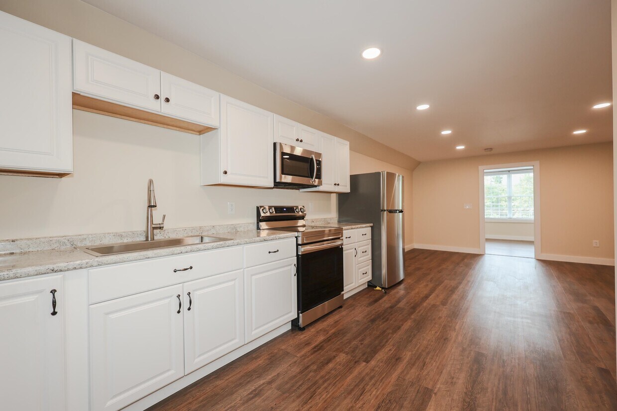 194 Mt Delight Rd Unit A, Deerfield, NH 03037 Room for Rent in