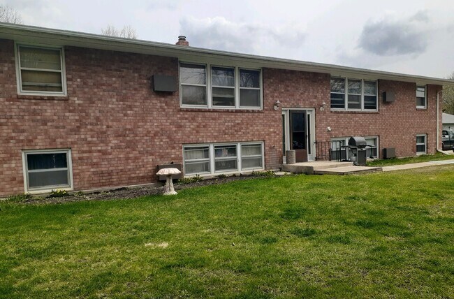 Building Photo - 381 Brooks St S