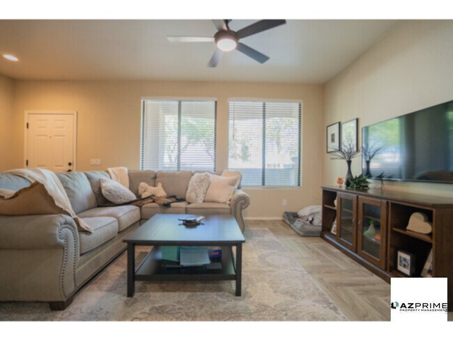 Foto del edificio - Set in a Gated and Peaceful Glendale Commu...