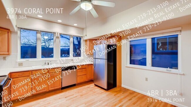 Building Photo - Beautiful 4 bedroom townhouse with large f...