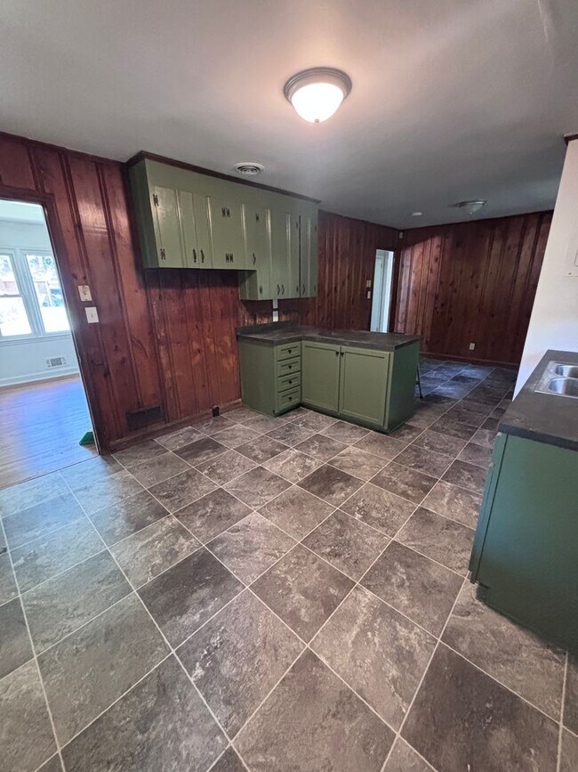 Building Photo - Two bedroom, one bath house.