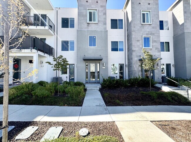 Building Photo - Modern 4-Bedroom Condo in Communications Hill
