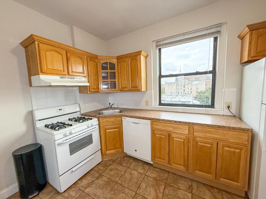 Foto principal - 553 E 188th St