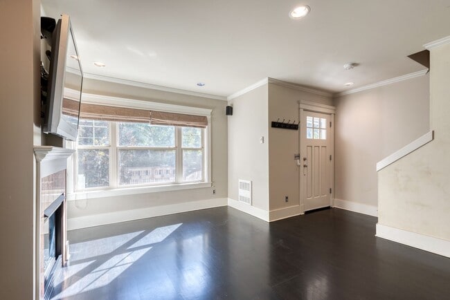 Building Photo - Capitol Hill Townhouse