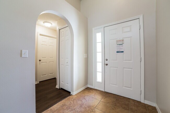 Foto del edificio - 2372 Queenswood Cir