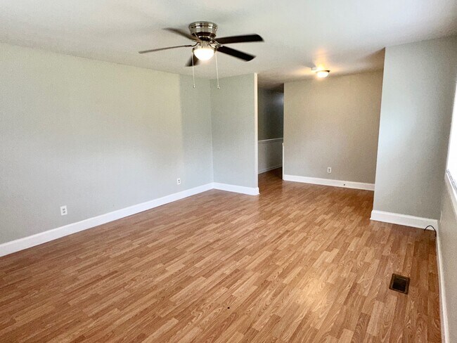Building Photo - 2116 W John Paul Jones Rd