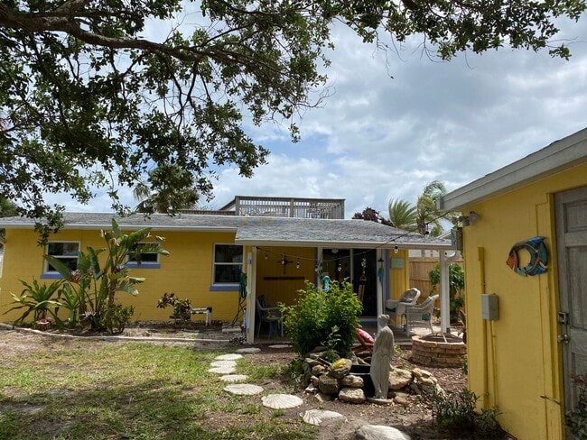 Building Photo - Two Bedroom, One Bath Walking Distance to ...