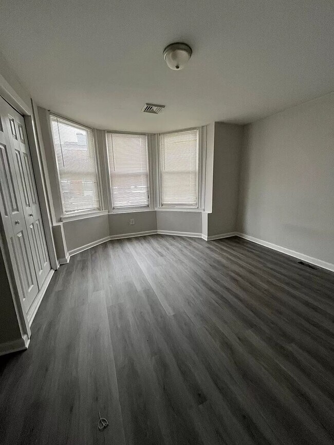 Building Photo - 3 Bedroom Home