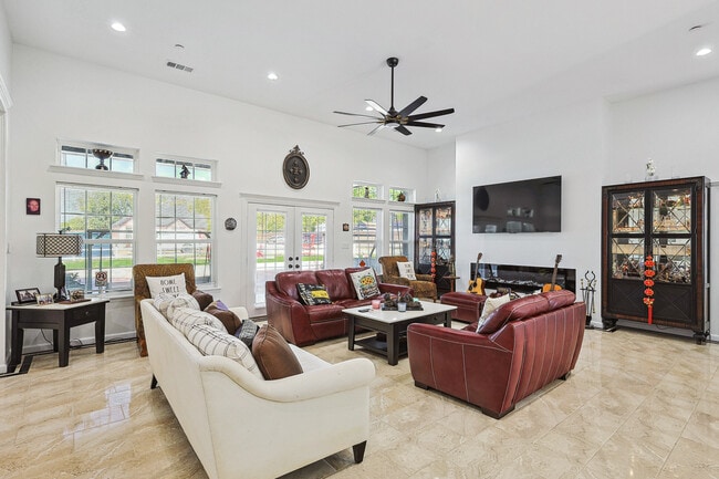 Building Photo - 705 E Oates Rd