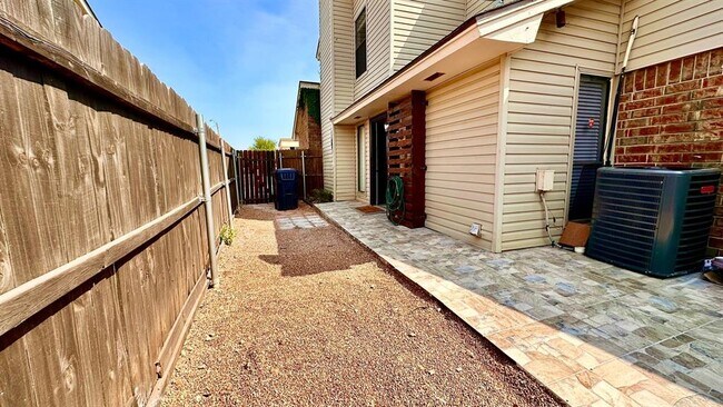 Foto del edificio - 6715 Lyrewood Ln