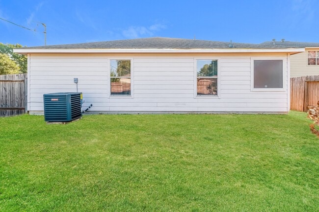 Building Photo - 16360 Hidden River Ct