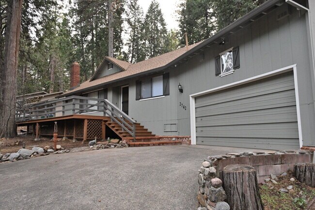 Building Photo - Large 2-bedroom home on private cul-de-sac backs up to Forebay Community Park and the Reservoir!