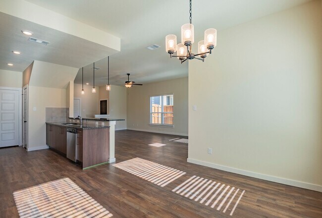 Foto del edificio - AVAILABLE NOW! GORGEOUS 4 BEDROOM DUPLEX LOCATED IN MIDLOTHIAN ISD!