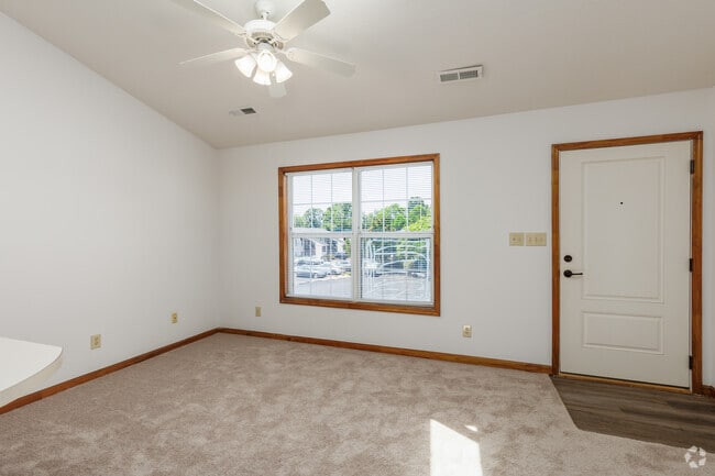 2BR, 1BA - 725SF - Living Room - Timber East Apartments