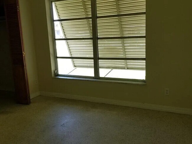 Building Photo - 158 SE Lucero Dr