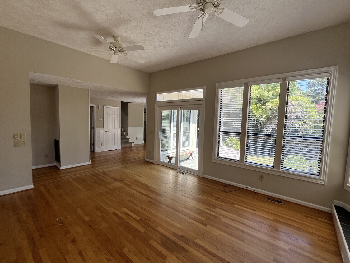 Foto del edificio - 5480 Eastwind Rd