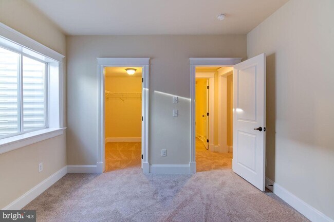Building Photo - 17160 Belle Isle Dr