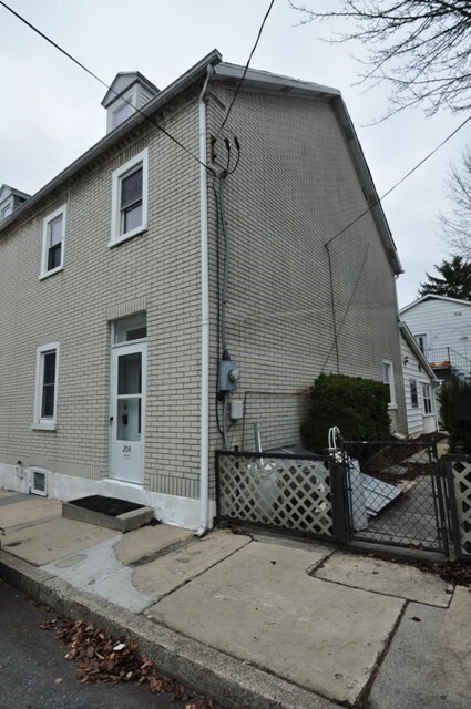 Primary Photo - 204 Wood St