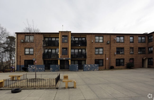 Building Photo - 601-605 46th Pl SE