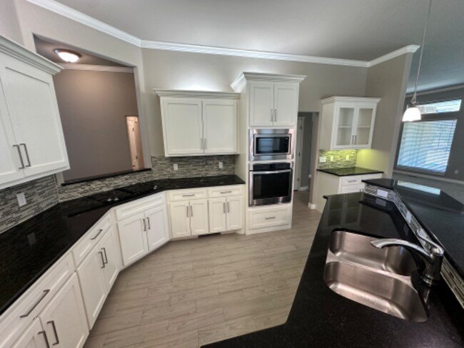 Foto del edificio - 608 Geneva Dr