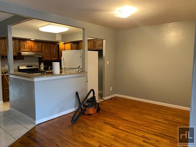 Building Photo - Great Three Bedroom Two Bath Woodside,NY