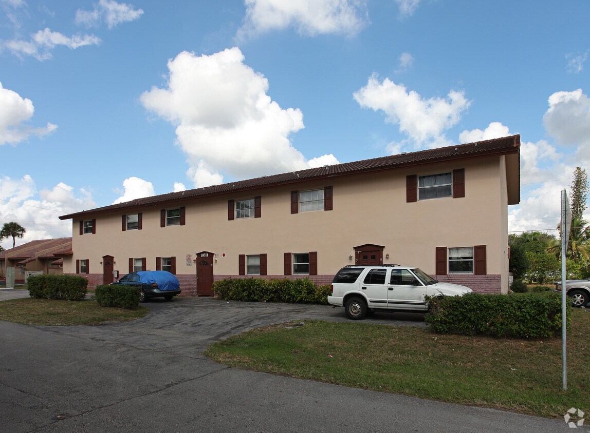 Building Photo - 8011 NW 35th Ct