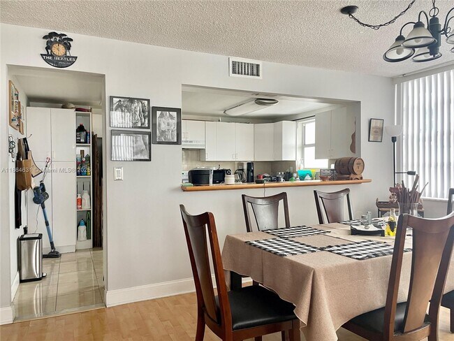 Foto del edificio - 2750 NE 183rd St