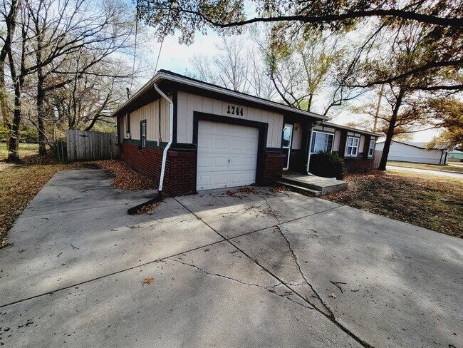 Building Photo - 1744 S Lark Ln