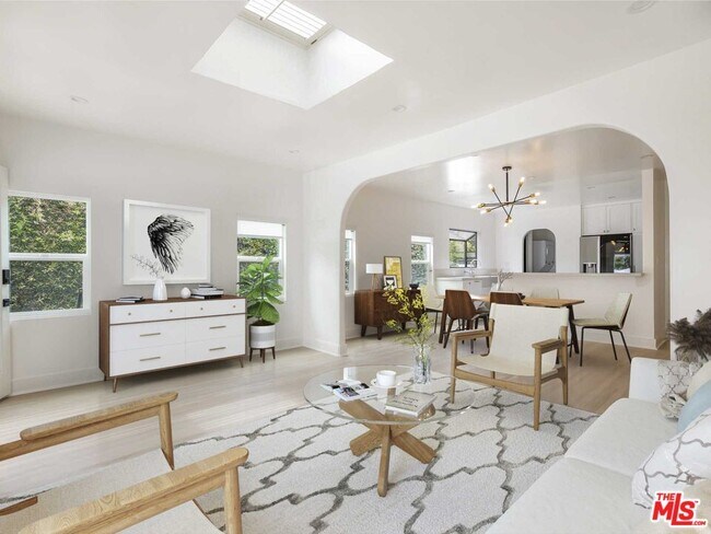 Foto del edificio - 1162 N Poinsettia Pl