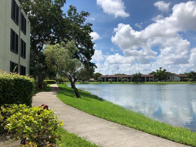 Foto del edificio - 210 Lake Pointe Dr