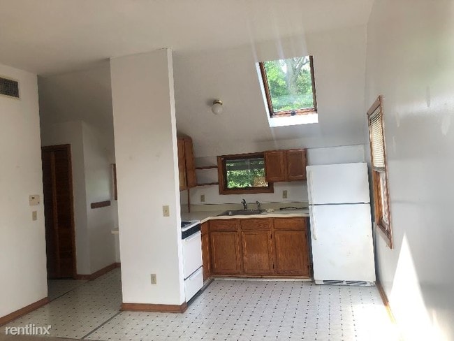 Building Photo - 1 br, 1 bath Apartment - 15 VINE ST