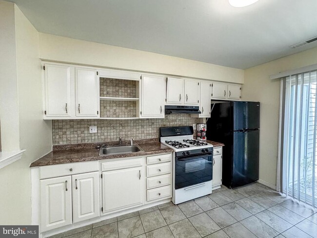 Building Photo - 38 Hopewell Ln