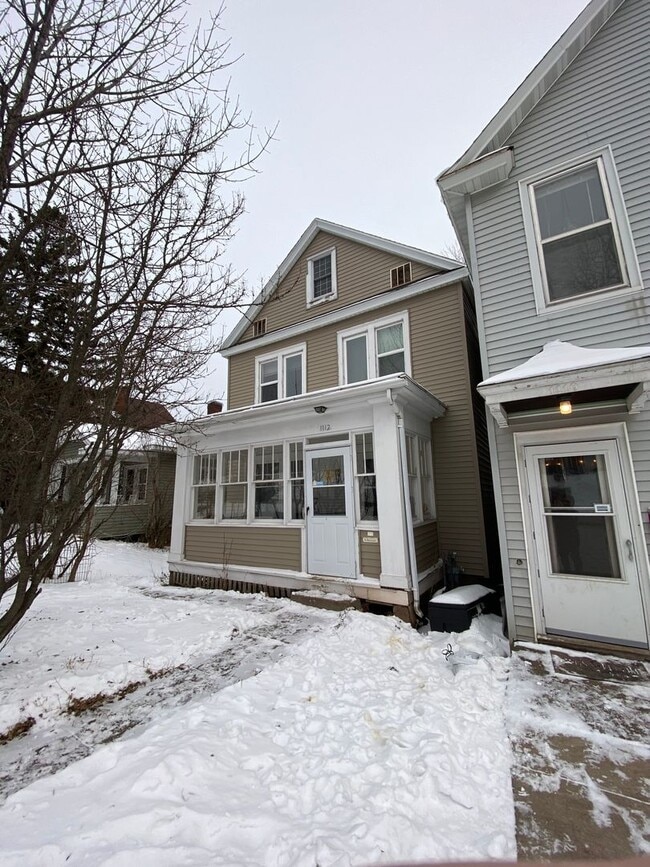 Foto del edificio - AVAILABLE JUNE 1ST -  Huge 4 Story Hillside Home!