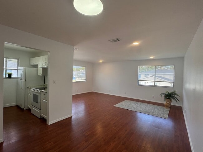 Foto del edificio - 2 Bed 1 Bath - Spacious w/ Great Natural L...