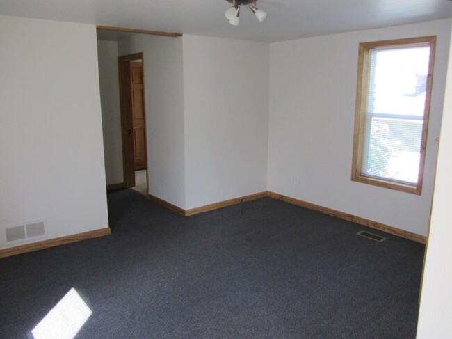 Building Photo - 3 bedroom house available June 1st! Lots o...