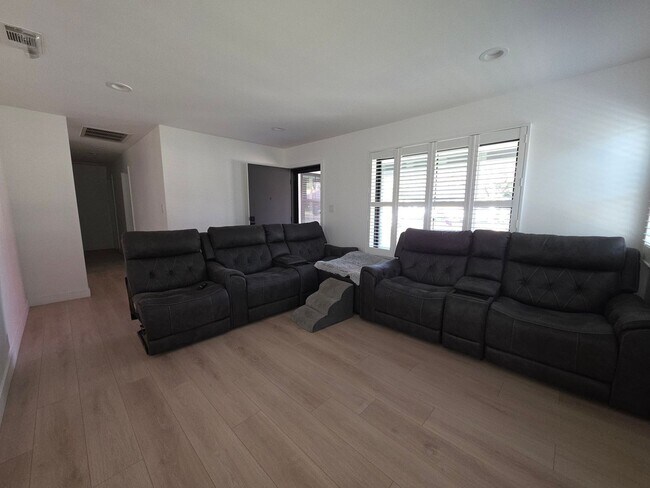 Foto del edificio - Refined Single-Family Living in Prime Azusa Location