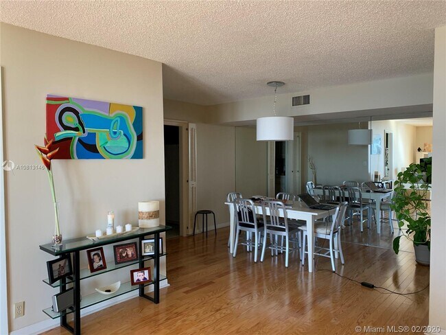 Building Photo - 1121 Crandon Blvd
