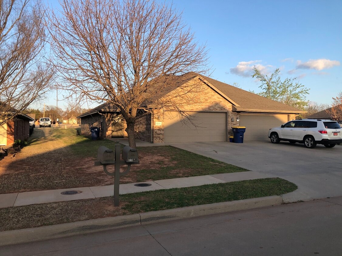 Primary Photo - 2203 S Devin Lea St