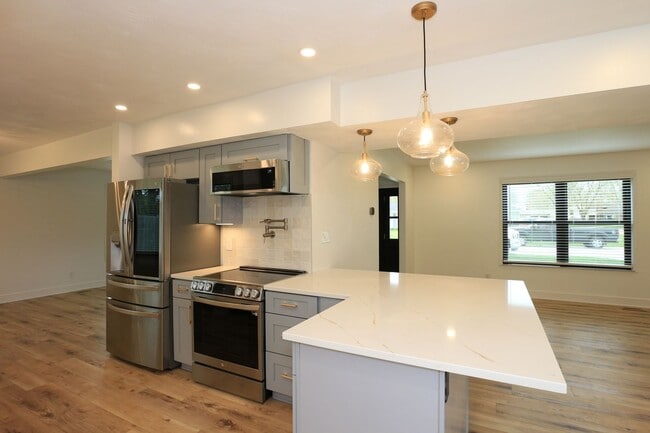 Building Photo - Beautifully Renovated Carmel Home!