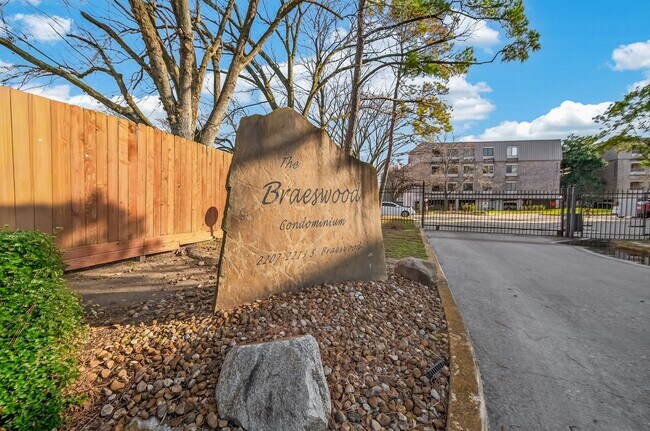 Foto del edificio - 2211 S Braeswood Blvd