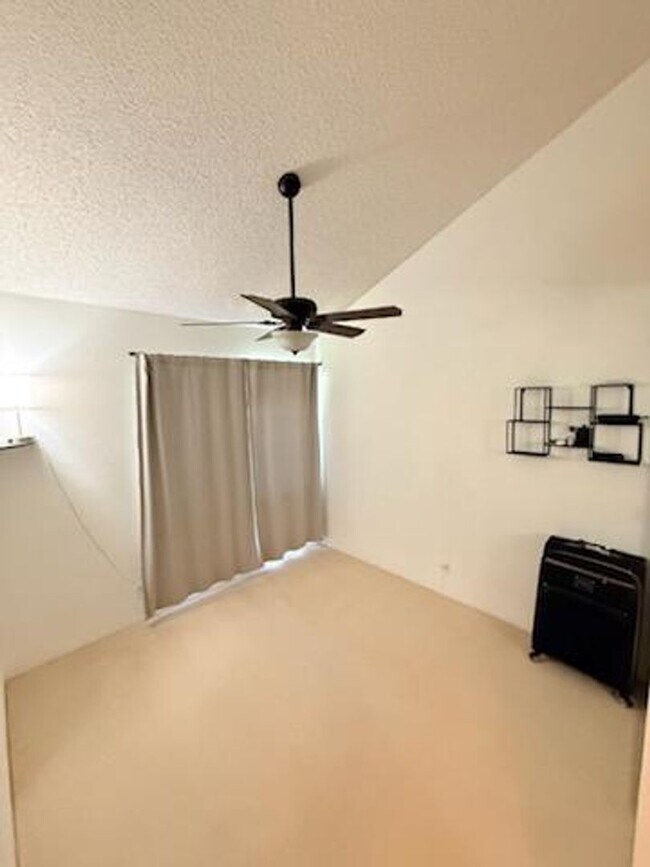 Foto del edificio - $3,500 / Month | 3 Bed / 2 Bath | Pets allowed