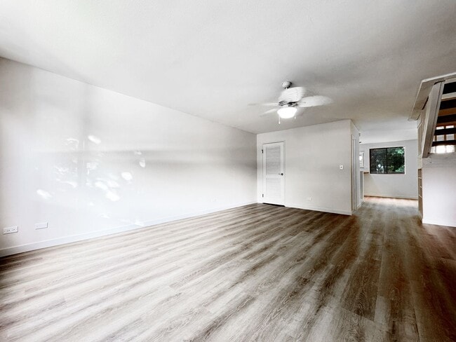Building Photo - Pet Friendly Hawaii Kai Townhouse with A/C