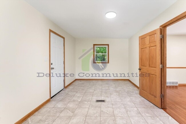 Building Photo - 4 bedroom 3.5 bath